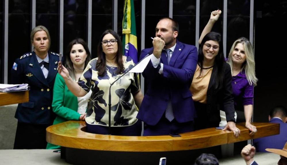 Deputado federal Eduardo Bolsonaro dá banana para deputadas no Plenário da Câmara